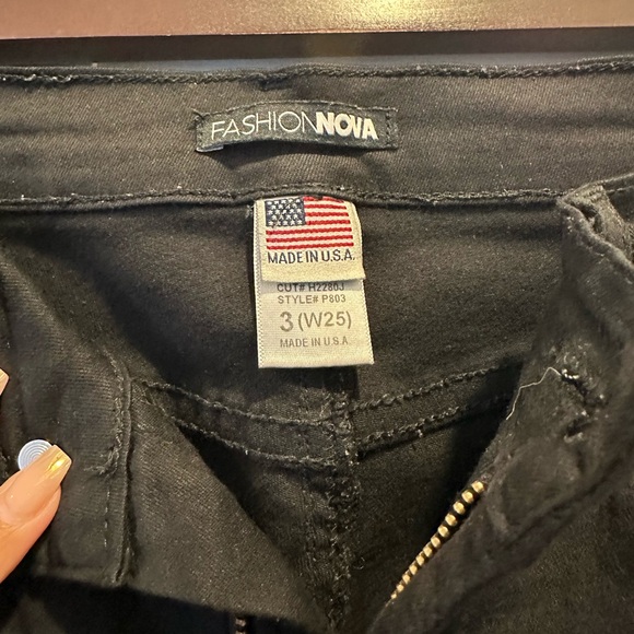 FASHION NOVA - Black Skinny Ripped Jeans - Picture 3 of 4